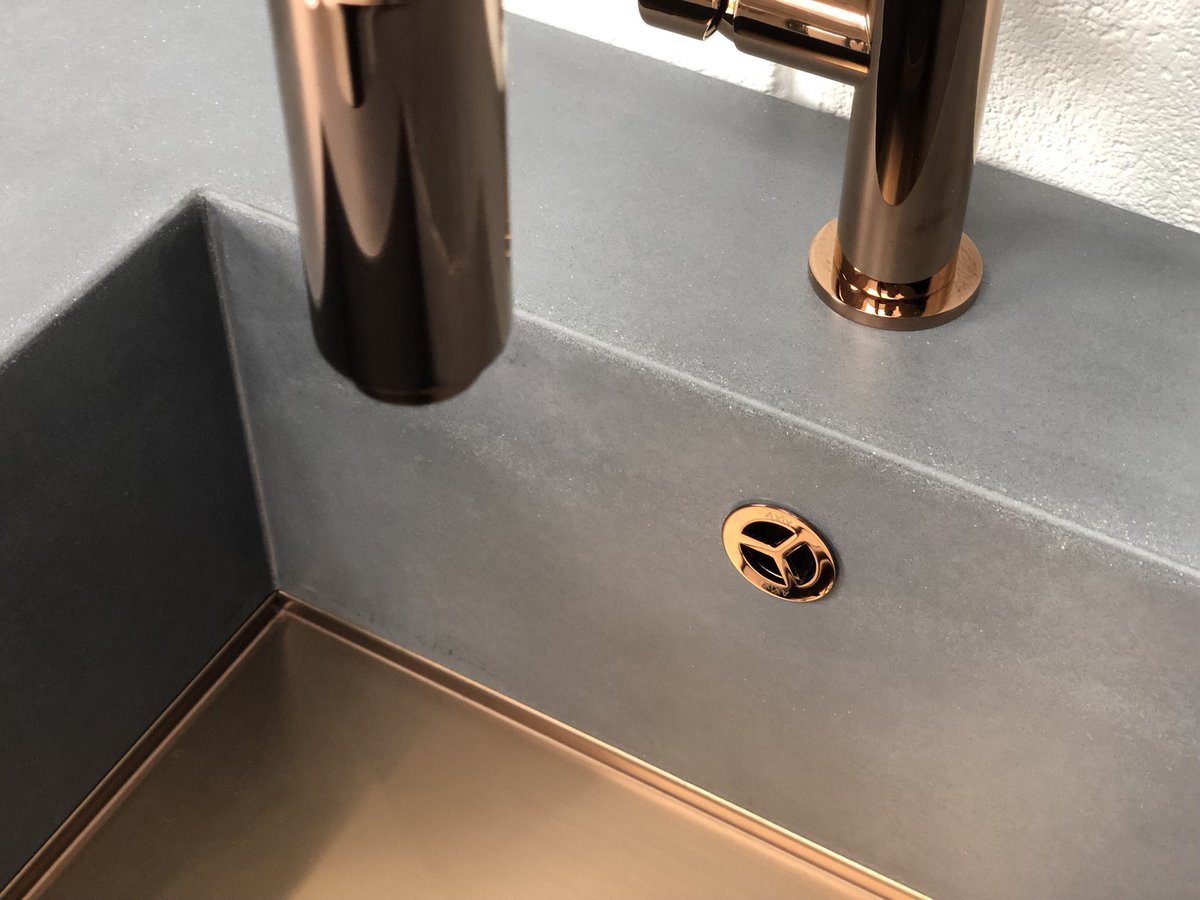 elleandjames's tweet photo. Our collaboration with @1810co our seamless #kitchen #worktop in #concrete with the #axis range of sink and the #spirale #mixertap doesn’t it look amazing. @elleandjames @1810co source the full range with @elleandjames 
#altrincham #cheshire #kitchendesign https://t.co/imuWbact2p