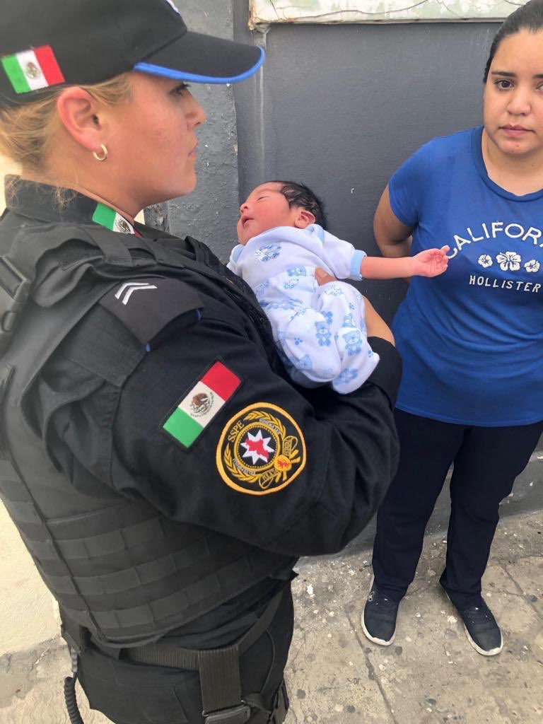 AnaRent's tweet photo. #IMPORTANTE Autoridades ya lograron localizar al bebé recién nacido y detener a la mujer que se lo robó. Primeros reportes señalan que la robachicos fue ubicada junto al menor en un camión urbano que circulaba por la Avenida Pablo Livas, en #Guadalupe. 

#NuevoLeón #MtyFollow https://t.co/uWtAwIb5Q4