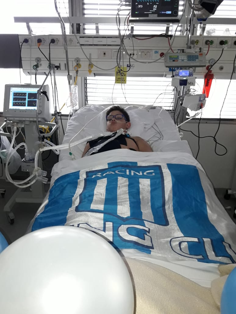 Juampi_jpv's tweet image. El se llama Enzo,tiene 11 años,hace ya cerca de un mes y medio tuvo un accidente,en dónde murió su mamá y su papá.El quedó cuadriplejico. Es fana de Racing.Quería difusion para que le pueda llegar a alguien del club,sería una caricia al alma para el en este momento una visita