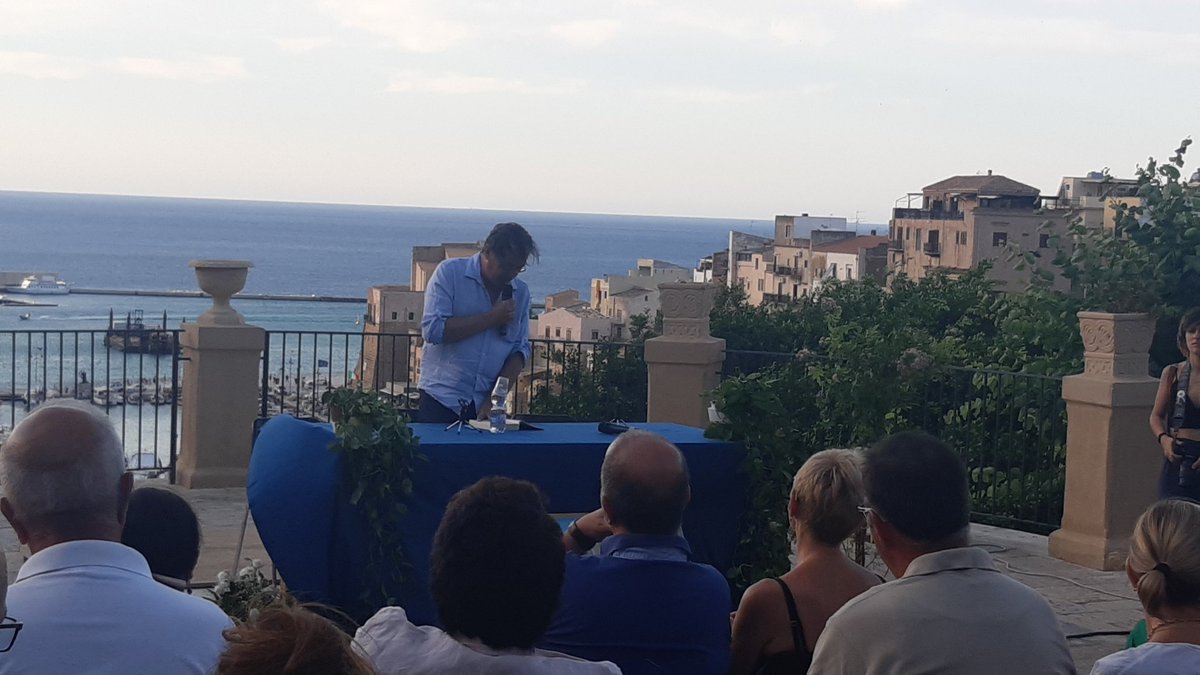 Luca Briasco: "#Pastoraleamericana si poteva raccontare in tanti modi. È la storia del sogno americano infranto. Ma allora qual è il Golfo da attraversare per #PhilipRoth? È lo Svedese. Perché se lo Svedese fosse semplicemente una persona felice, allora non ci sarebbe storia."