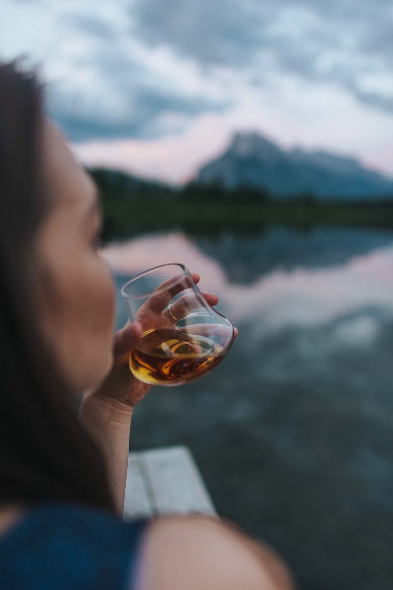 A magical experience watching the purple sunset in the reflection of Vermilion Lakes, one of our favourite spots. Add in the <a href="/GlenfiddichSMW/">Glenfiddich Whisky</a> 18 and some friends for a night we won’t soon forget!