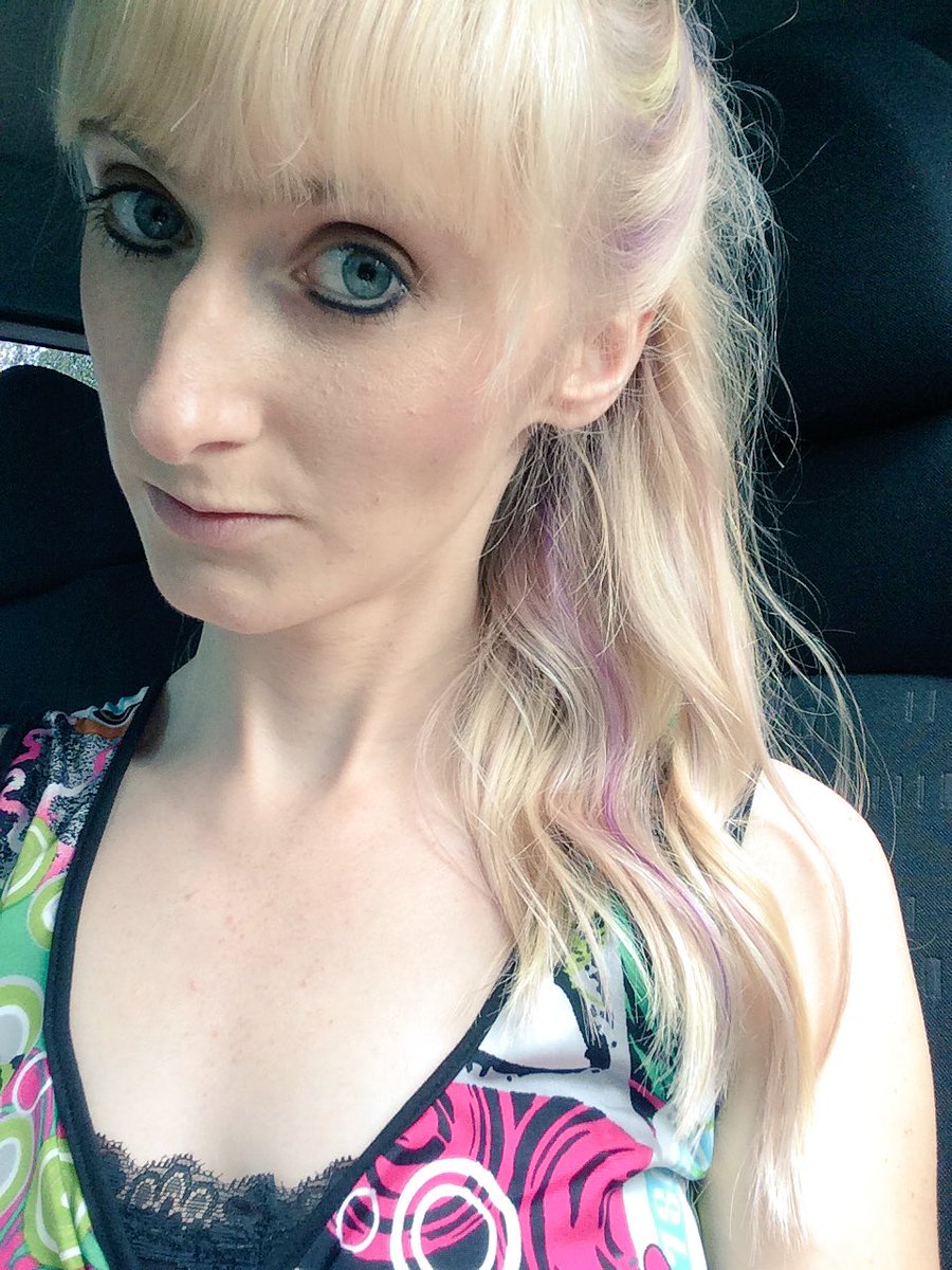 Julianeee01's tweet photo. "Das Leben ist eine große Leinwand, bemale sie so bunt du kannst!" 🦄 #hairdresser #selfietime #AlwaysADreamer #becrazy 🙌 https://t.co/PCHnV3dOM4