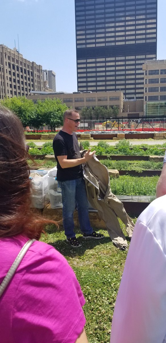NathanVictoria's tweet photo. .@delpscholars learning about @BeesInTheD and the impact and magic of bees! @visitdetroit #visitdetroit #asae #asaecenter https://t.co/lfO5Zg3AVK