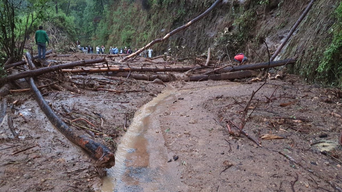 🔴 #TomePrecauciones se registra deslave en la carretera Cuernavaca-Buena Vista del Monte. En este momento ya trabajan cuerpos de emergencia en la zona