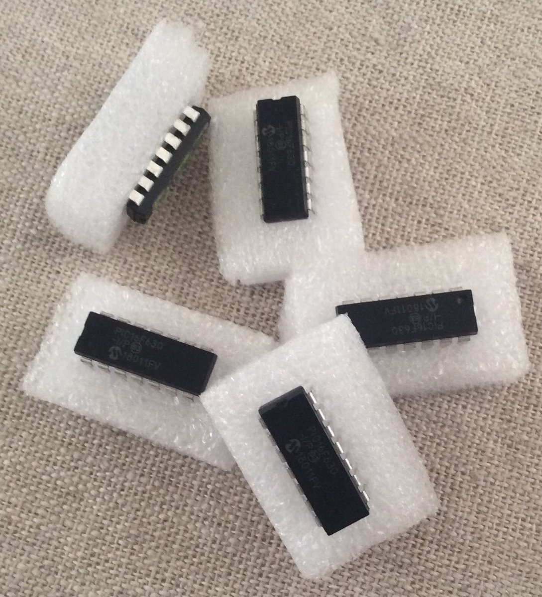 1Jour1JeuRetro's tweet image. Réception ce matin de x5 PIC16F630 pour du #Switchless,

du coup petit test du programmateur #K150 avec un vieux PC portable sous XP,
Le K150 fonctionne parfaitement : Réparation Ok 👍

Je vais aussi le modifier (coupure d’une piste) pour qu’il accepte plus de PIC et le flasher.