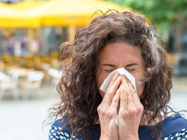 CNET's tweet photo. 4 clear signs you have seasonal allergies https://t.co/ym8eLS9MrH https://t.co/qQb1vAkX2L
