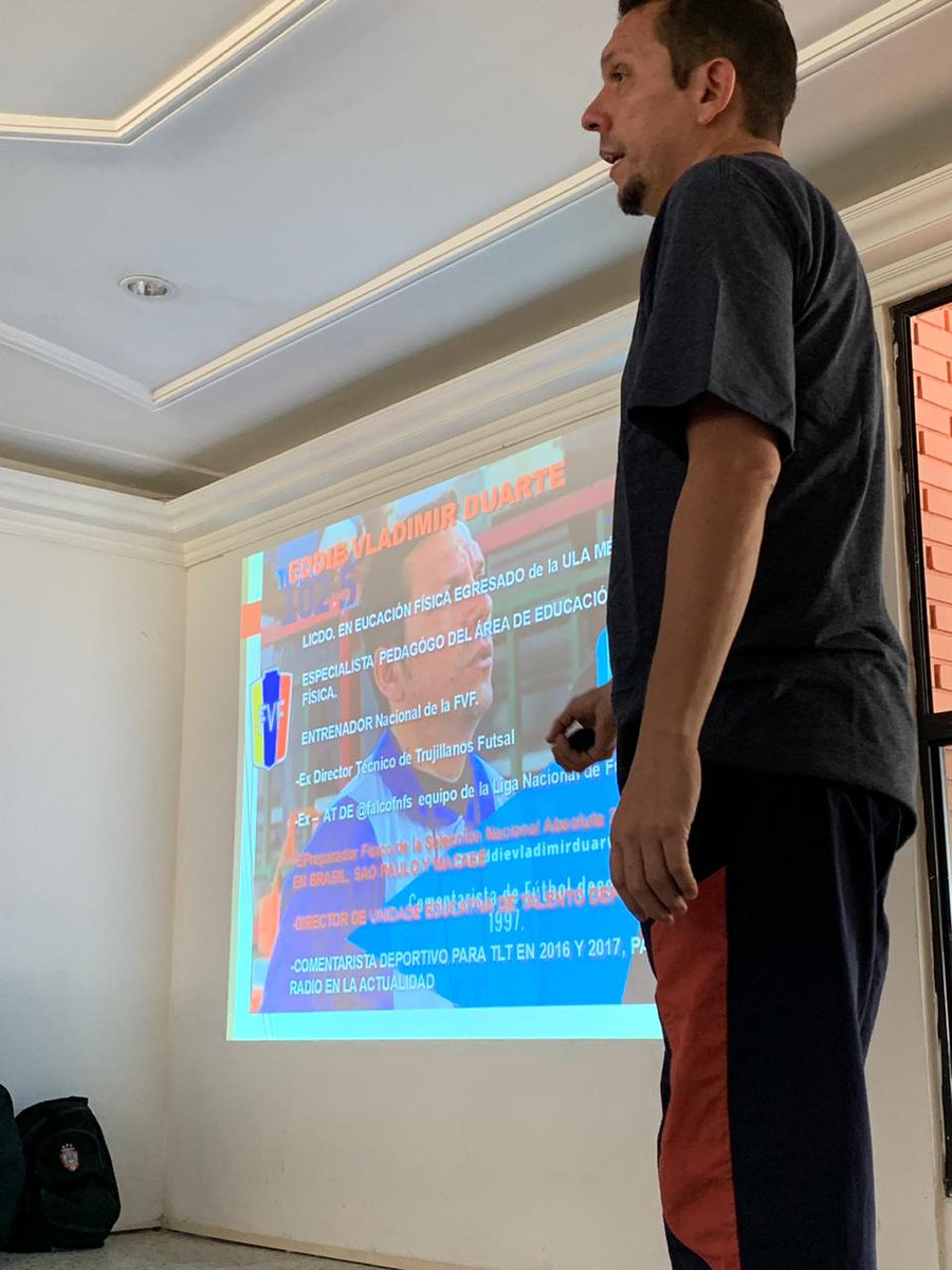 masfutsalweb's tweet photo. #FutsalModerno El Profe @canigia39 compartiendo con el grupo la importancia de la ESTADÍSTICA Y EL SCOUTING para la gestión del CUERPO TÉCNICO de un equipo 📈📊📝🔍 https://t.co/0NuE2qOhOL