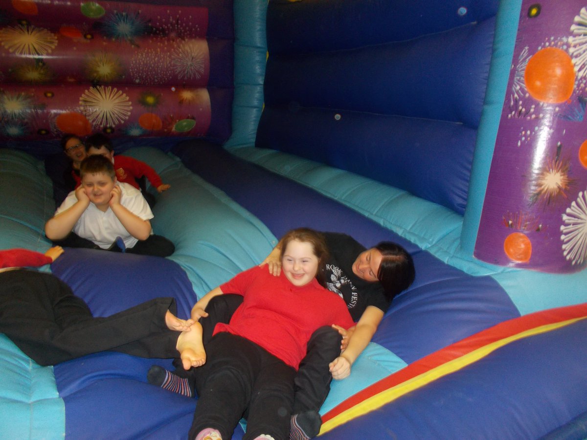 NCEA_Castle's tweet photo. Lots of fun together on the bouncy castle thanks to @A1Bounce 
Oliver said his class were like ‘peas in a frying pan’
#ActivityDays2019 https://t.co/zyeNaZbVEp