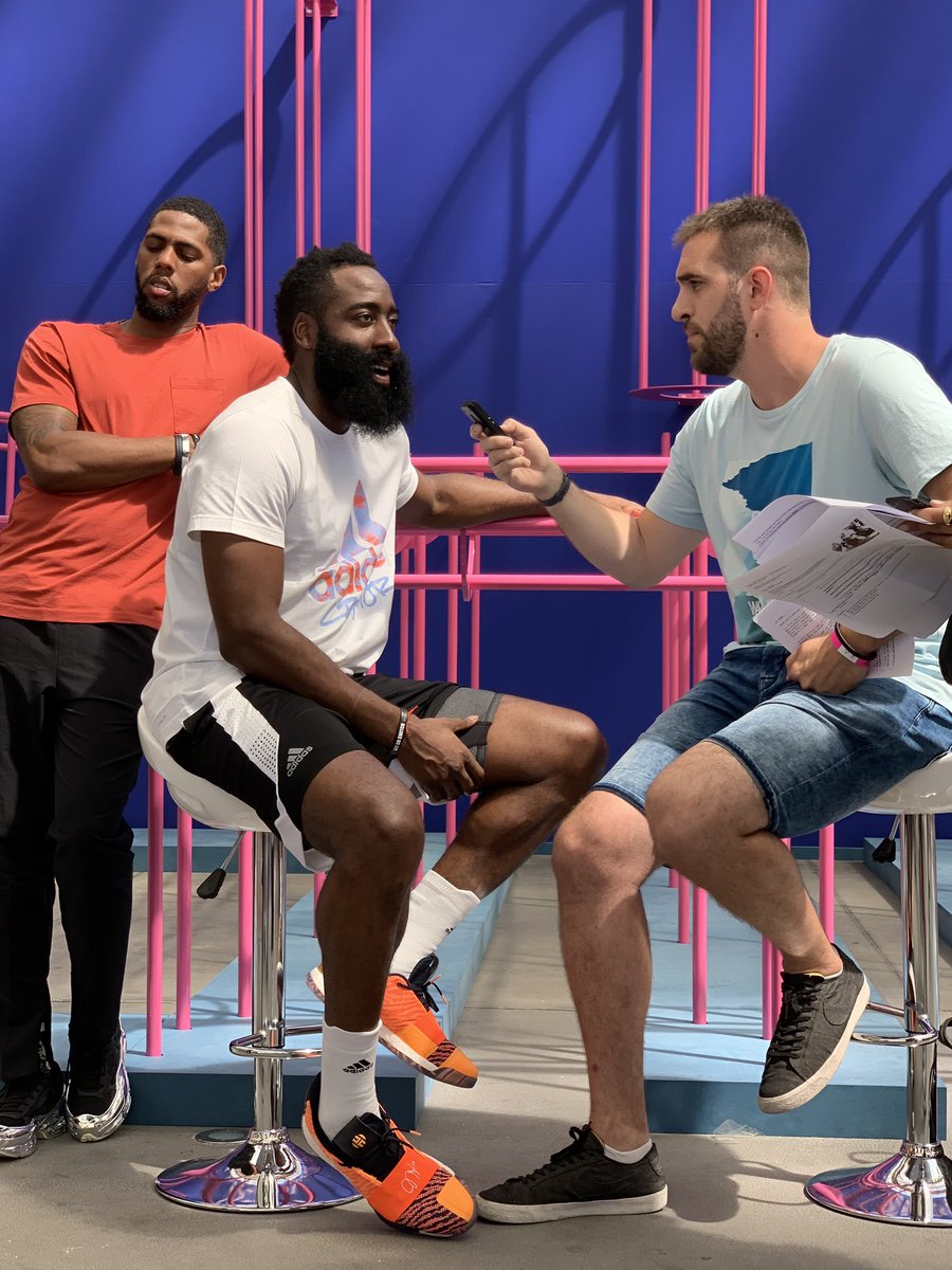 .<a href="/JHarden13/">James Harden</a> et <a href="/spidadmitchell/">Donovan Mitchell</a> sont aujourd'hui à Paris pour le #TakeOnSummerParis <a href="/adidasFR/">adidasfr</a> 🏀

Retrouvez l'interview de James Harden prochainement sur notre site L'Équipe 📲