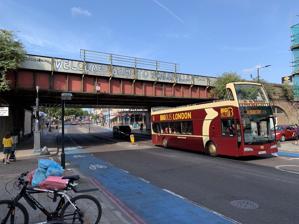 smudgenelli's tweet photo. The Clapham graffiti artist and apparently we’re now twinned with Muswell Hill.......... #Clapham #Wankerville https://t.co/jbGh3OLmLi