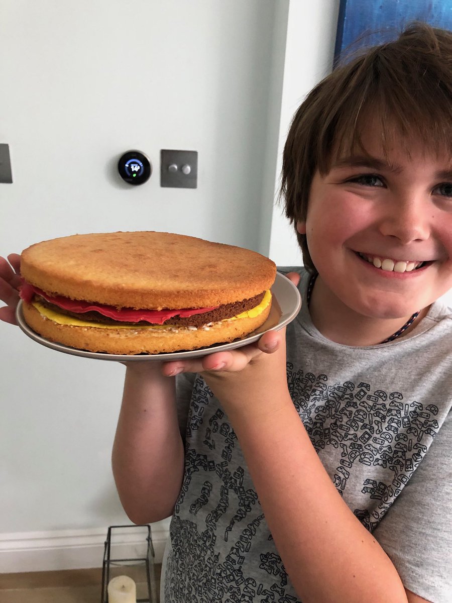 Will’s last project for primary school - yep, it’s a burger cake! ⁦@LiamBakes⁩ #endofprimary ⁦@wimbywhizz⁩ ⁦