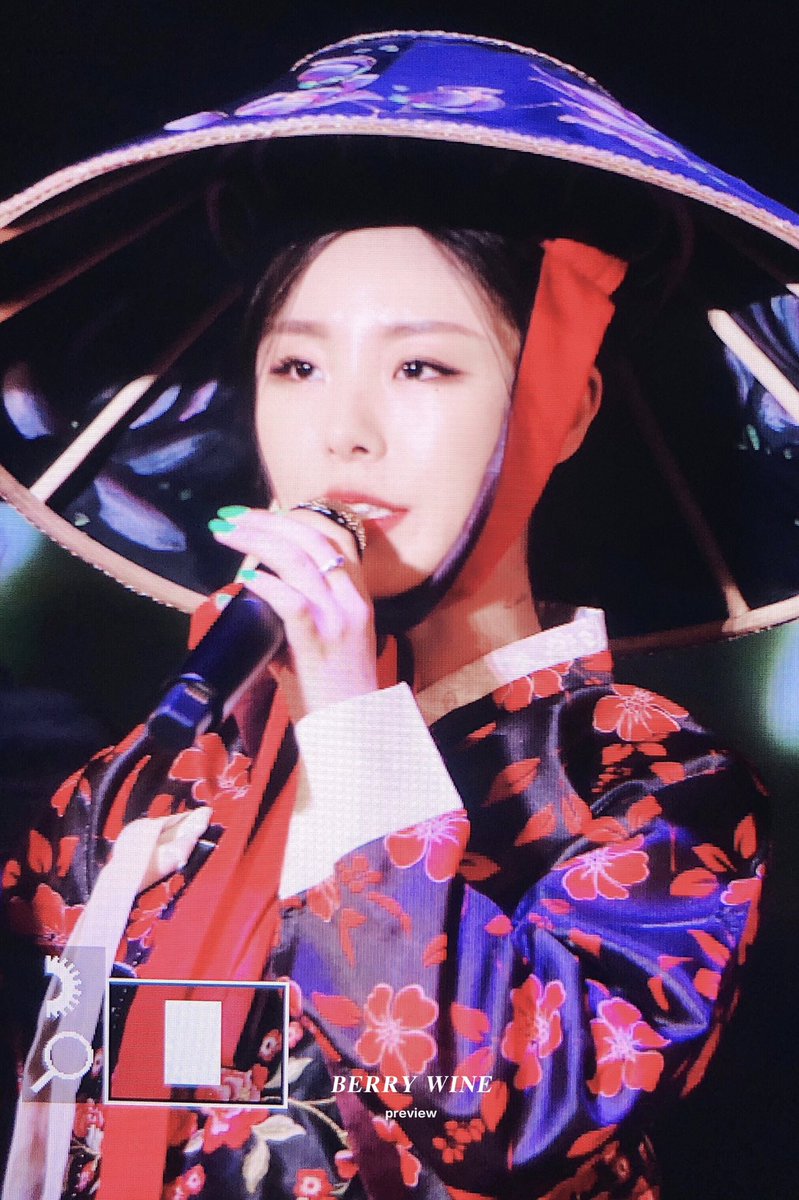 berrywine417's tweet photo. 🍂🌸 #휘인 https://t.co/DPQOCuBkGJ