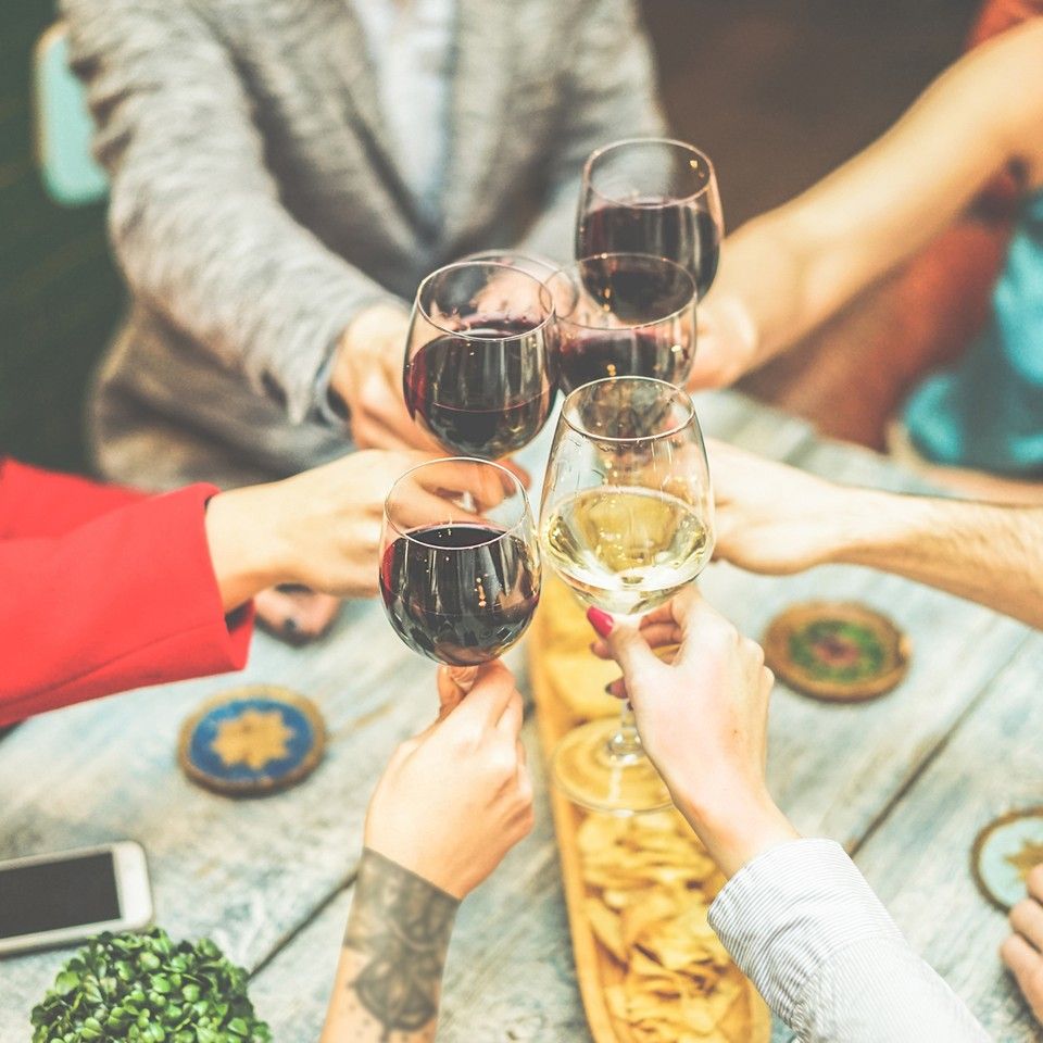 Cheers to Saturday afternoons spent drinking wine with friends and eating good food! 🍷