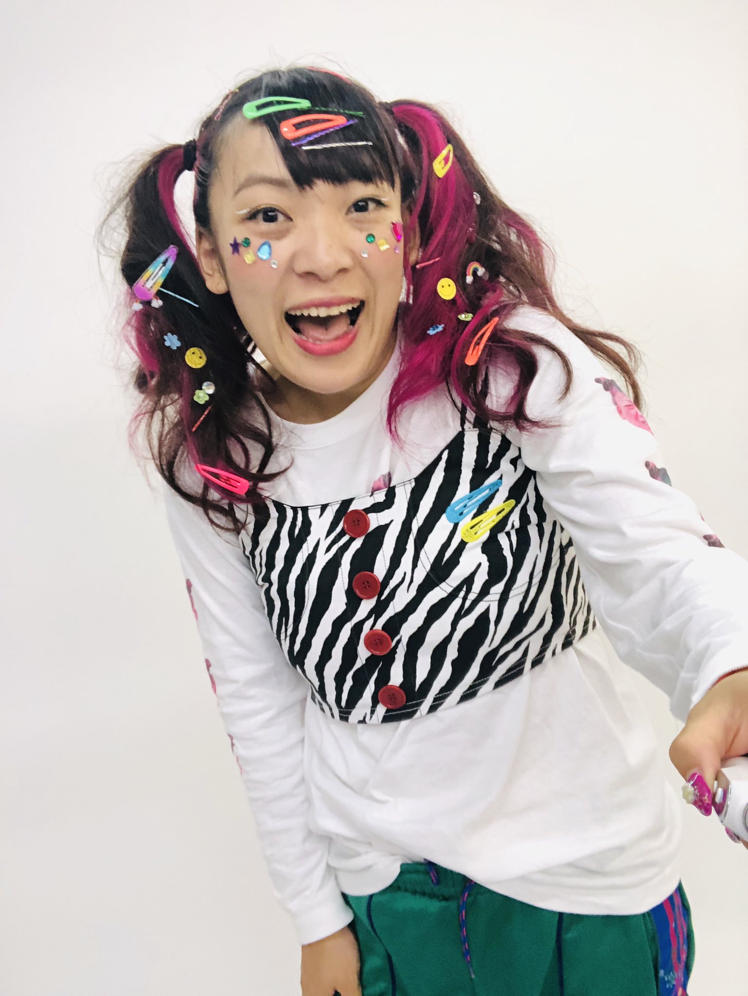 ブレスレット　ショッキング　ピンク　フワちゃんっぽい ブレスレット ショッキング ピンク フワちゃんっぽい