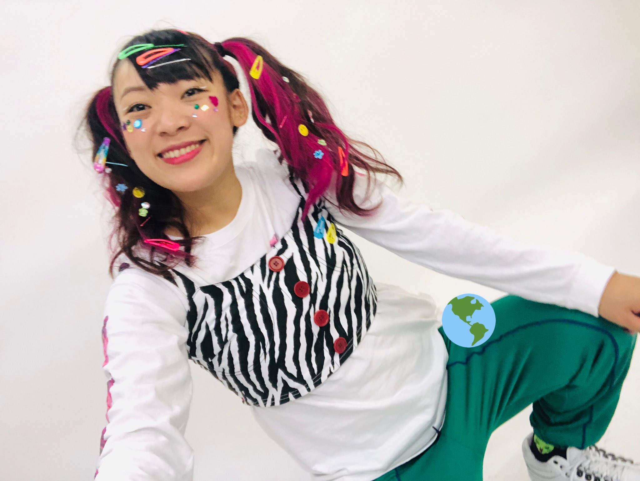 ブレスレット ショッキング ピンク フワちゃんっぽい