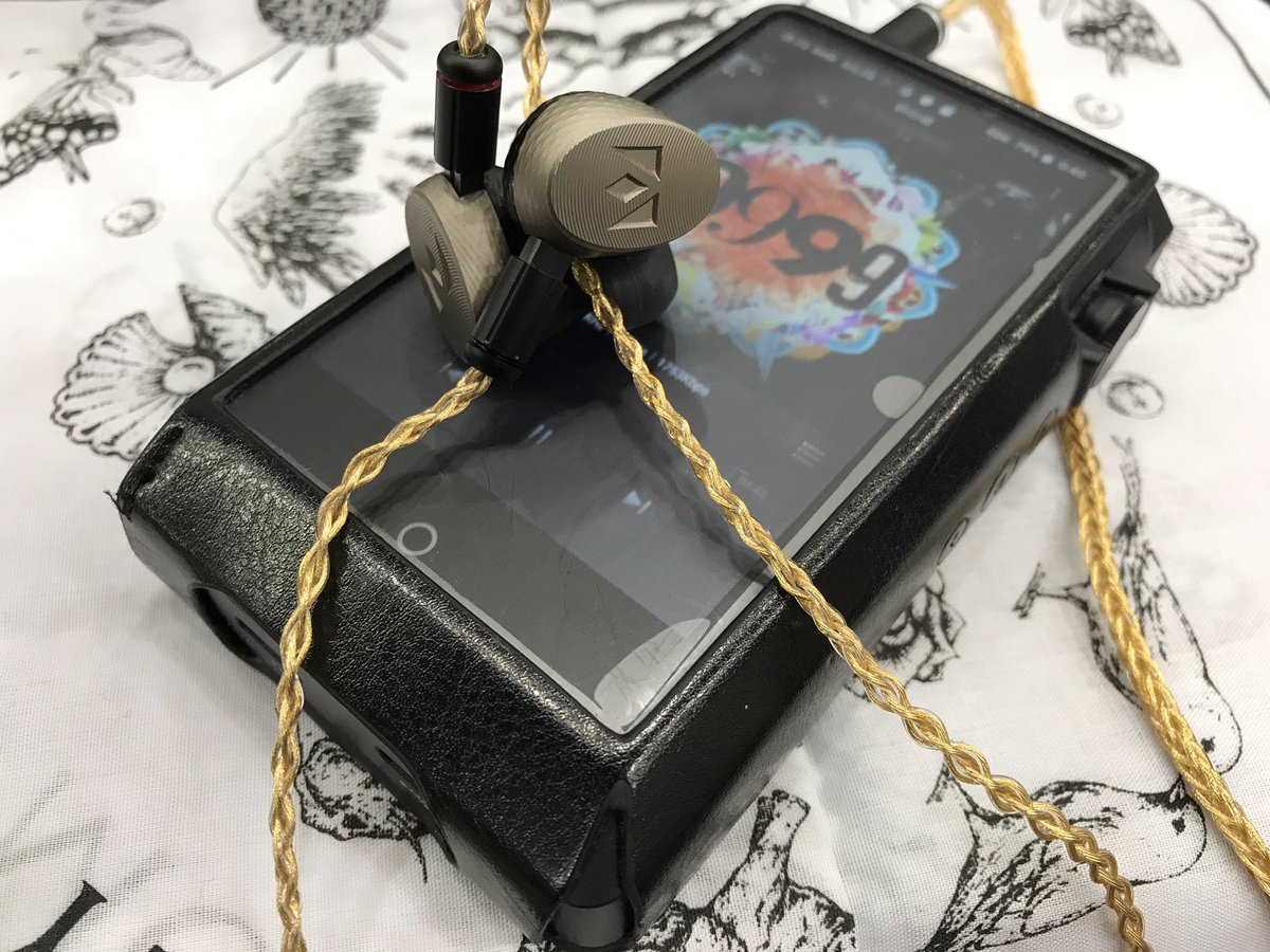Pine_App1e's tweet photo. KATANA を Gilgames の 2 pin 4.4mm で試聴。音場は広くなるけどバランスが悪くなっちゃうかなぁ。

この辺は相性だわね〜色々、試してみたいわ。

#NobnagaLabs #Gilgames #リケーブル #NobleAudio #KATANA #ポタフェス #potafes https://t.co/xgNhiAvK1e