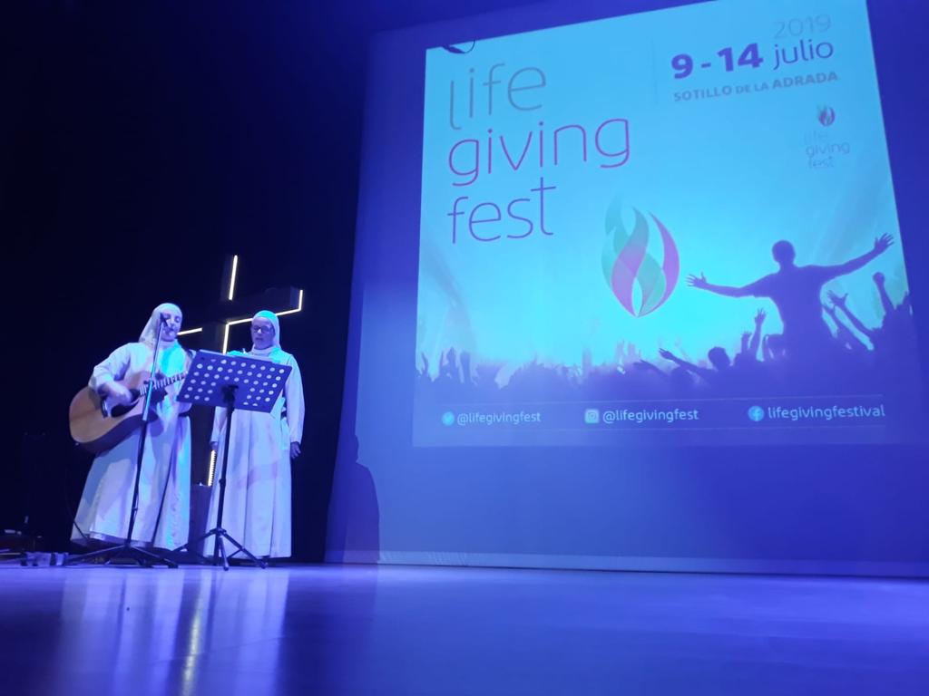 lifegivingfest's tweet photo. 🗣️La hermana Carolina del monasterio de la Conversión en Sotillo, enseñándonos sobre el discernimiento en nuestra vida, la importancia de buscar un momento de nuestro día en silencio 💢🙏
Junto con la hermana Lucía
#MoveMyLife #LIGi19 #Dios
@Agustinas_OSA @aytosotillo @adolesav https://t.co/xYiysAQM6L