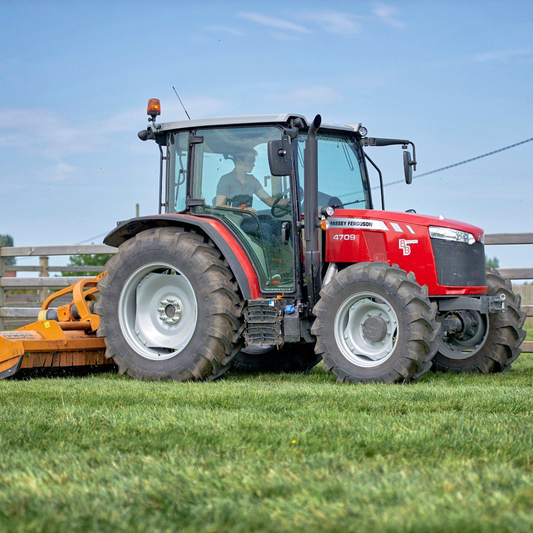 Happy Saturday! Who's out maintaining their paddocks? #SuregrowFertiliser #Paddocks 
Photo courtesy of Davison Stables