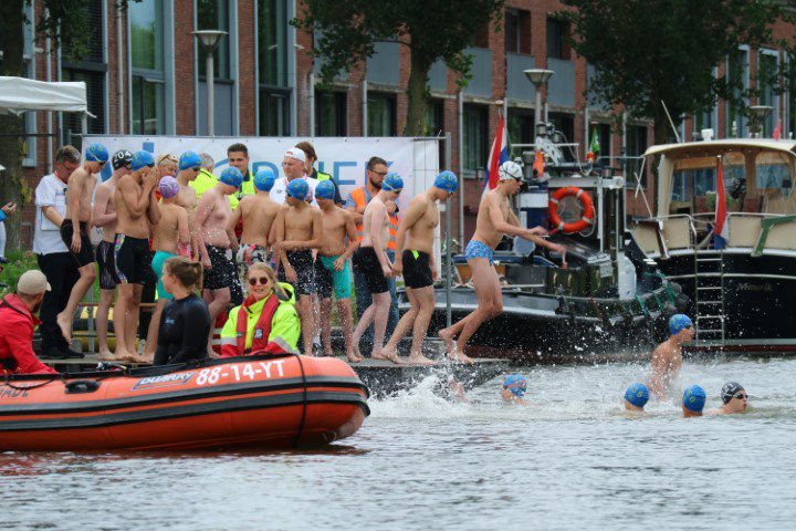 OWZM's tweet photo. Alle zwemmers zijn uit het water. De laatste tijden worden ingevoerd in livetiming. Alleen nog een prijsuitreiking voor de deelnemers.
We kijken terug in een mooie dag. We hopen dat jullie ervan genoten hebben. Wij hebben het met veel plezier voor jullie georganiseerd. https://t.co/pGAM6KUx9m