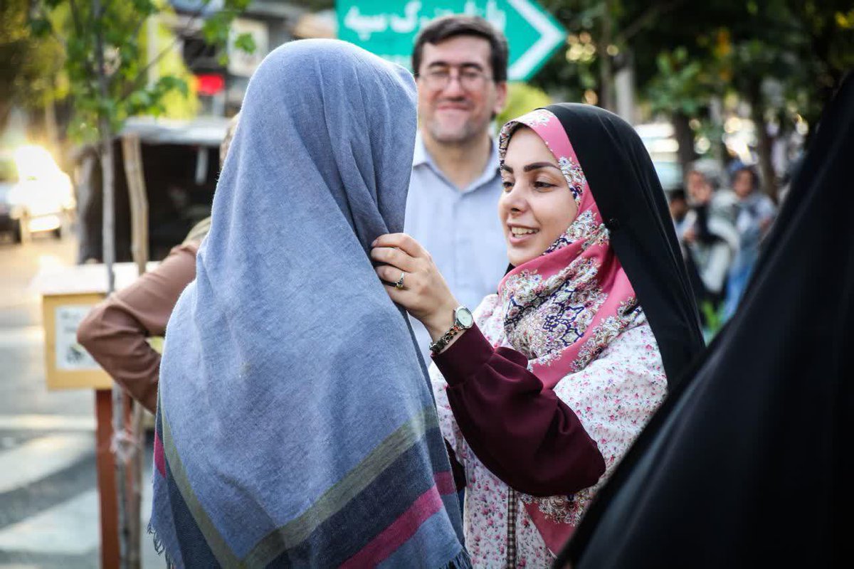 SamanMovahed's tweet image. طرح «چهارشنبه‌های طلایی»
بسیج نیوز: در این طرح خواهران جوان با برخورد مناسب چند جمله‌ای در مورد حجاب و اهمیت آن  با خانم‌ها صحبت کرده و روسری‌ها را  با گیره‌های زیبایی که تهیه شده با حجاب بسته و با گذاشتن آیینه در مقابلشان می‌ بینند تا چه حد زیباتر شده‌اند.