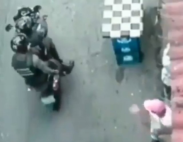 Enmanueljam's tweet photo. que descarado este GNB fingió requisa para robar celular en Petare (video) https://t.co/u8QpvbhRyQ https://t.co/Sa3FXdzDGb