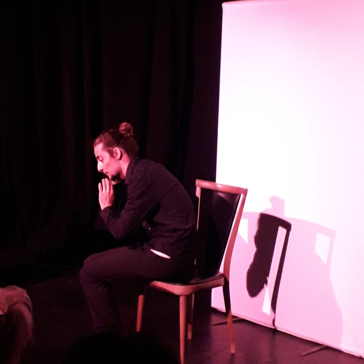 RomainFavier84's tweet photo. Seul-en-scène autobiographique poétique, drôle, émouvant. Le comédien parle de l'insouciance de l'enfance qui s'en va avec le temps.
@espace_alya, 21h10.
Bon moment assuré !
@avignonleoff #OFF19 #ALYA19 #Avignon #avignonoff #festival #festivaldavignon #festivaloff #theatre https://t.co/wcUQmGLpV1