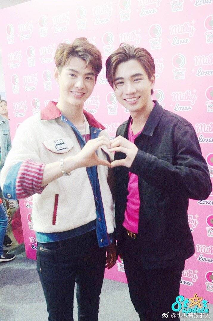 PS18596639's tweet photo. @Centerpointsia1 🖤❤️   - TRIGON -   🖤❤️
Cr.logo / owner
你是字里行间的隐喻，藏在开头，躲在结尾，断句里有笑意，韵脚里有深情，句句无你，却句句是你。
#TRIGON
#PerthSaintSation 
#CenterpointSiamSquare 
#WarmupCountdown2020 https://t.co/0vLgWUIYK0