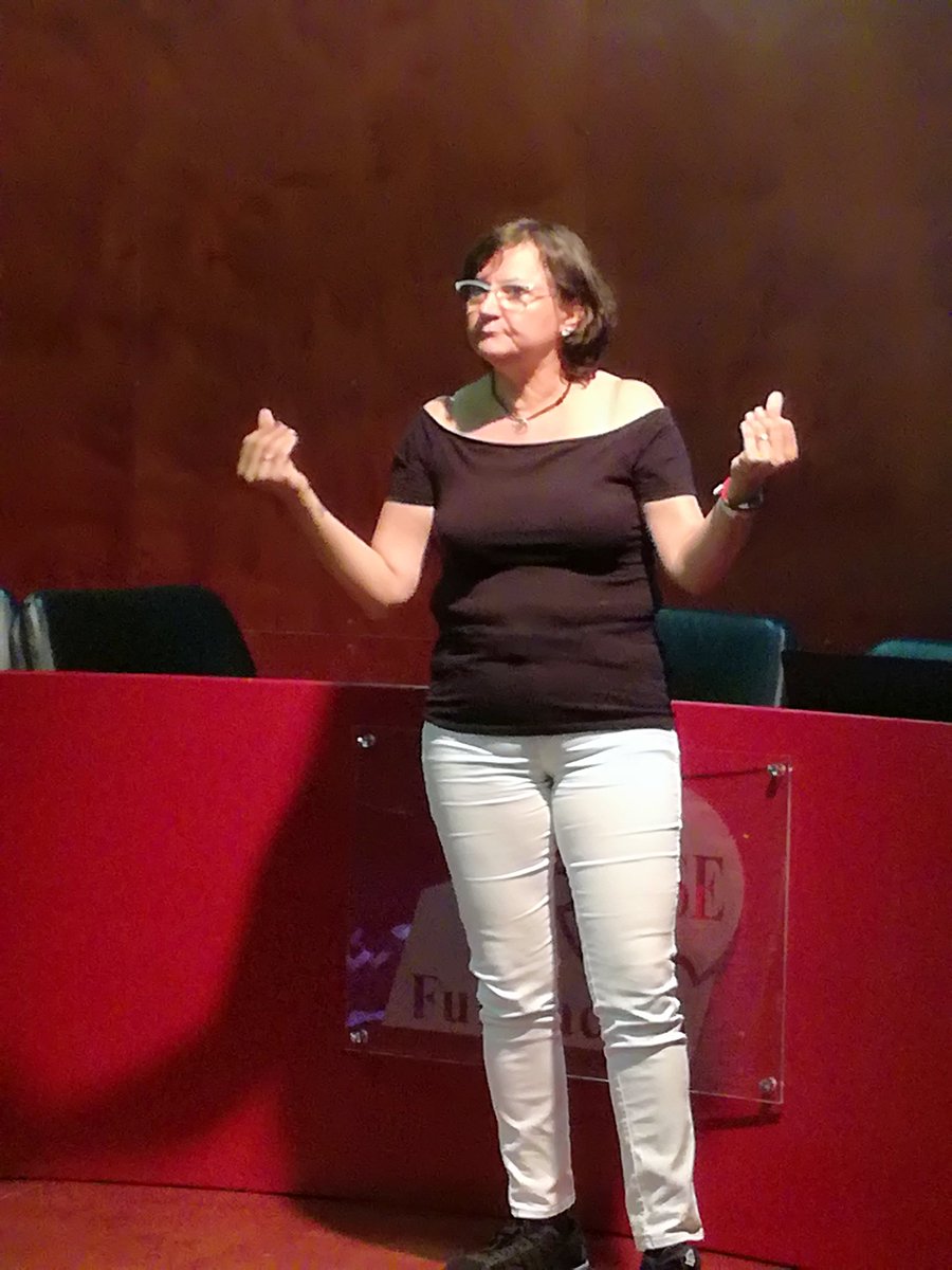CNSEinfo's tweet photo. #XIForoLS Turno para Delfina Aliaga de @FESOCAinfo, que explica durante su intervención, las técnicas de evaluación de la lengua de signos catalana. https://t.co/hzOqaiwh1P