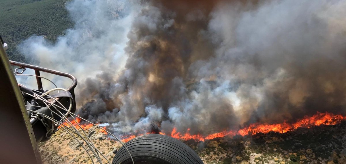 AT_Brif's tweet photo. 16:30 Más📷 de la llegada de @brifpuertopico al incendio forestal de Sotillo de la Adrada #Ávila
#IIFF #BRIF
@brif_iglesuela en vuelo al incendio para sumarse a labores de extinción
#IFSotilloDeLaAdrada https://t.co/OJurbGft4U