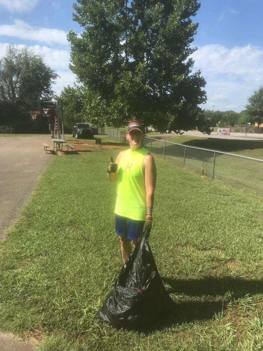 WilliamsElemen1's tweet photo. Campus Clean Up at Williams Elementary!  Thank You Building Church and Daystar Church! ⁦@WilliamsElemen1⁩ ⁦@JoinerPryor⁩ ⁦@HSVk12⁩ https://t.co/YJOpx9pbUr