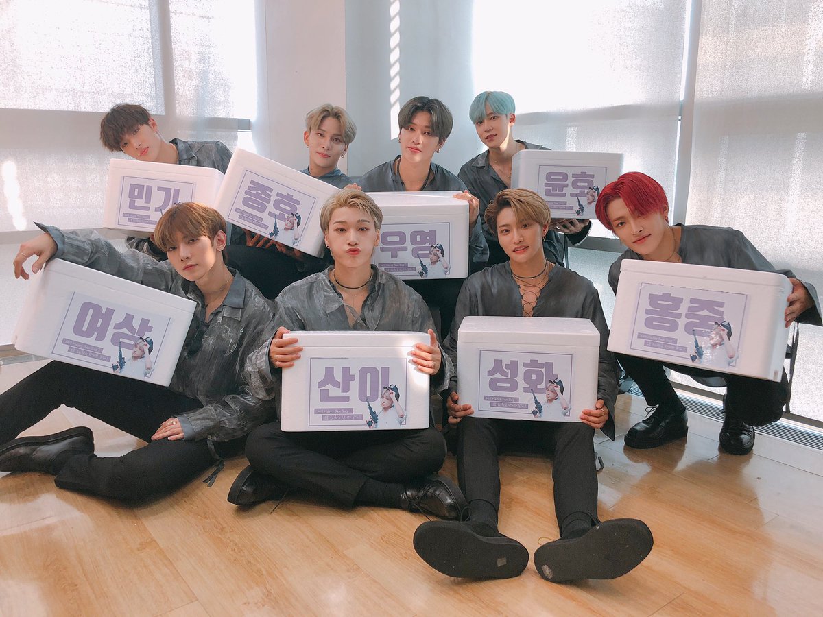 ATEEZofficial's tweet photo. [📷] TODAY ATEEZ
　
뜨거운 태양 아래에서 고생 많았던 에이티니를 위해😭
더운 여름을 물리치는 건배~ 건배~🥤🎶
　
#TODAY_ATEEZ #ATEEZ #에이티즈 https://t.co/t24LSYInrW