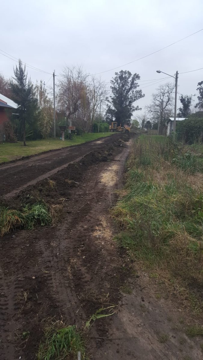 emvialmgp's tweet photo. #BuenSabado Colaboramos con la Delegación Norte en el saneo, zanjeos laterales, repaso y engranzado de los barrios ⏬

🚧La Laura, Los Zorzales y Las Margaritas🚧

#haciendojuntos #MardelPlata 
@PabloGSimoni @marianobowden https://t.co/tiqrY3mjru