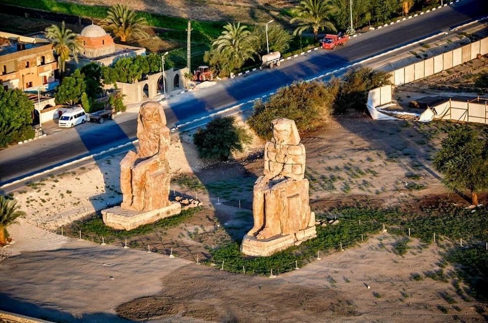 Egittolizzando's tweet photo. I Colossi di #Memnone, due enormi statue di pietra del faraone Amenhotep III furono eretti oltre 3400 anni fa.
Divennero famose nell'antichità, quando da una di esse si propagarono dei rumori, interpretati come il saluto dell'omonimo eroe a sua madre.
#egypt #ancientegypt https://t.co/6qTzC7XLn0