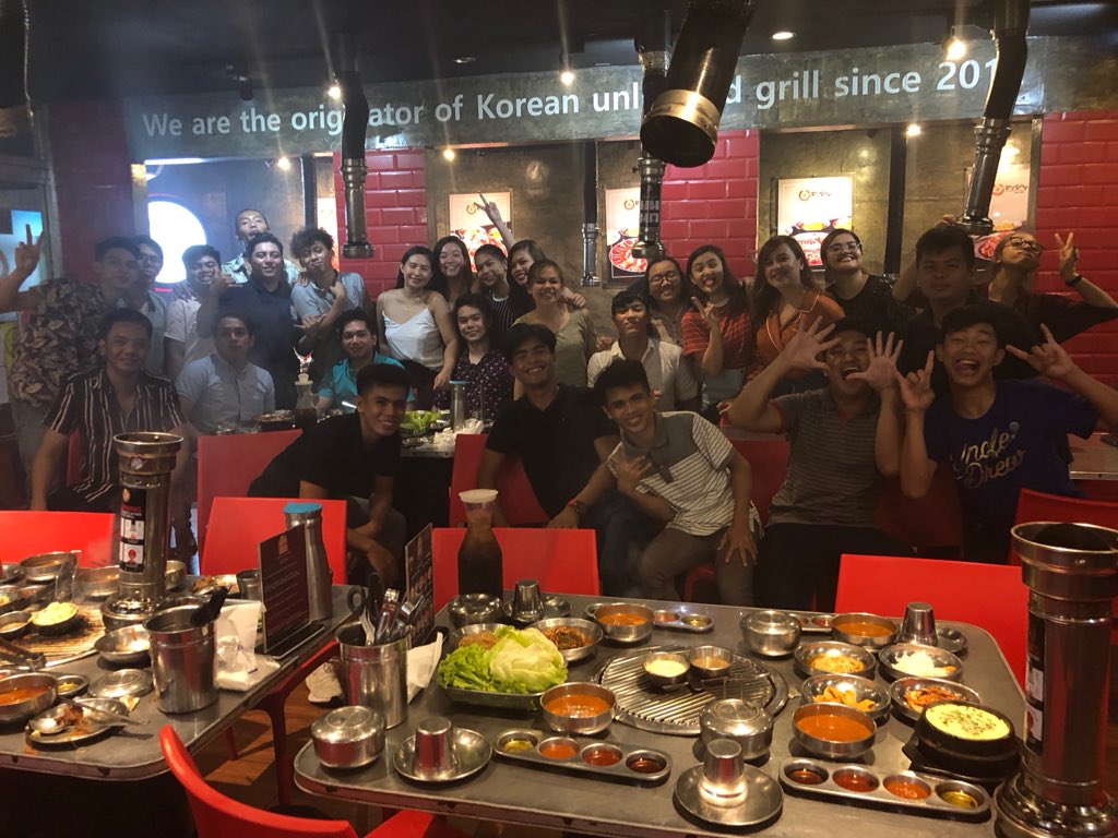 Cheering loud and hyping the crowd🗣
It’s finally time for us to relax and chow down🥩
#TeamDinner2k19