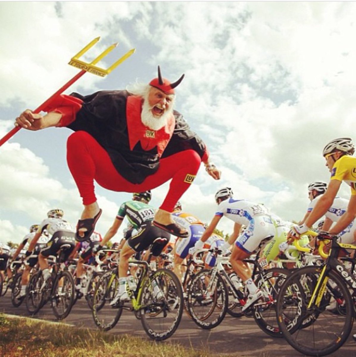 ChantoJose's tweet photo. Didi el Diablo cada año brinca menos #TDF2019 #DidiTheDevil https://t.co/YDDLwJcjUT