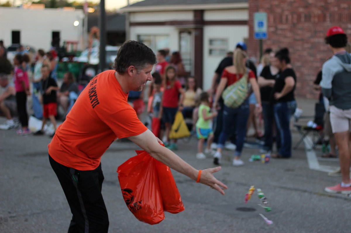 CowleyCollege's tweet image. About last night...the Kansas Wheat Festival parade is always a favorite summertime event for the Cowley team. Thank you for having us again! #TigerTerritory #SumnerStrong @CowleySpirit @DennisRittle @WellingtonWheat