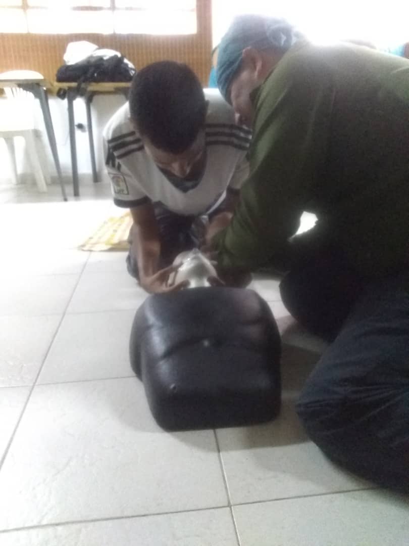 rescatehumboldt's tweet photo. #AHORA: Alumnos #ORH2019 realizando práctica de #AtencionPreHospitalaria, como parte de su ciclo de formación básica
#Capacitacion
#APH
#SAR
#Aspirantes
#Voluntarios
#FamiliaHimboldt
.@rescatehumboldt https://t.co/hR3b1uarCl