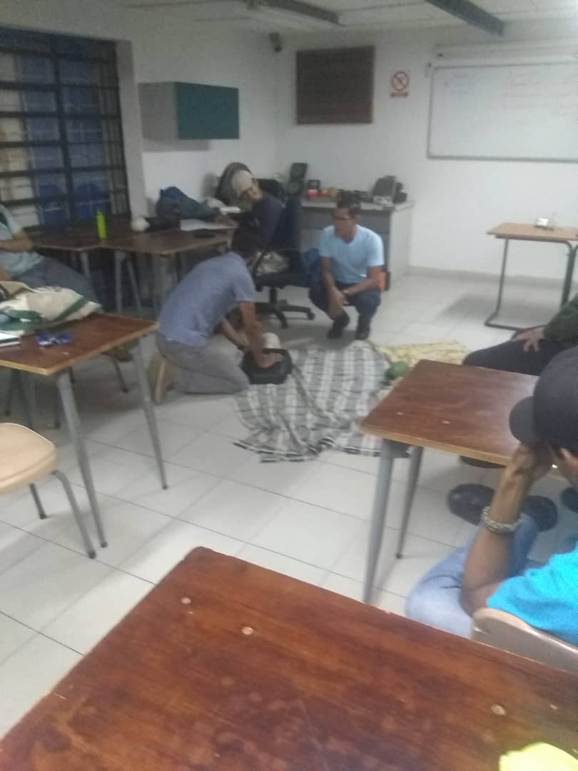 rescatehumboldt's tweet photo. #AHORA: Alumnos #ORH2019 realizando práctica de #AtencionPreHospitalaria, como parte de su ciclo de formación básica
#Capacitacion
#APH
#SAR
#Aspirantes
#Voluntarios
#FamiliaHimboldt
.@rescatehumboldt https://t.co/hR3b1uarCl