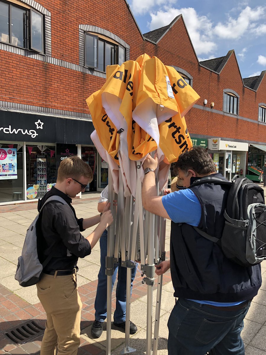 LeeHunt6's tweet image. It’s been a good day here with @AEuropeanBrit @Simon4Cosham and our local @portsmouthld team. We’ve had lots #LibDemChats and delivered 1000s #LibDems Focus leaflets all day; packing up now and relaxing in Hertfordshire Coffee #Cosham High Street #WorkingAllYearRound #Portsmouth