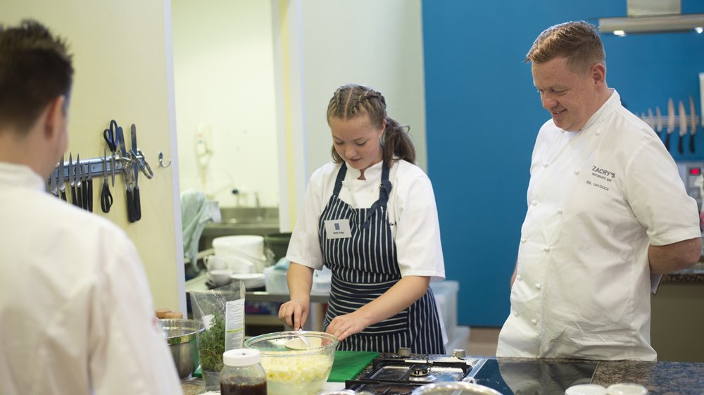 Following thrilling junior county finals, we now have our finalists for South West Junior Chef of the Year 2019 (age 11-16). Well done to all who competed and congratulations to our six finalists. Find out more at southwestchef.co.uk/2019-junior-fi…
#nextgeneration #chefsofthefuture