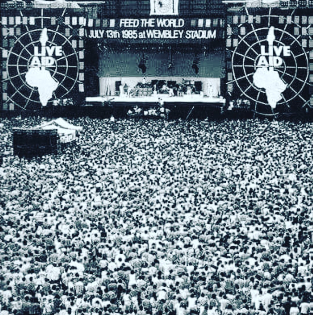 Radi0Madrugada's tweet image. #Undíacomohoy #adaylikethis pero de -1985- se realizan los #conciertos de #LiveAid #simultáneamente en el #EstadioWembley  #londres #uk #inglaterra y #EstadioJFK #filadelfia #usa #rock