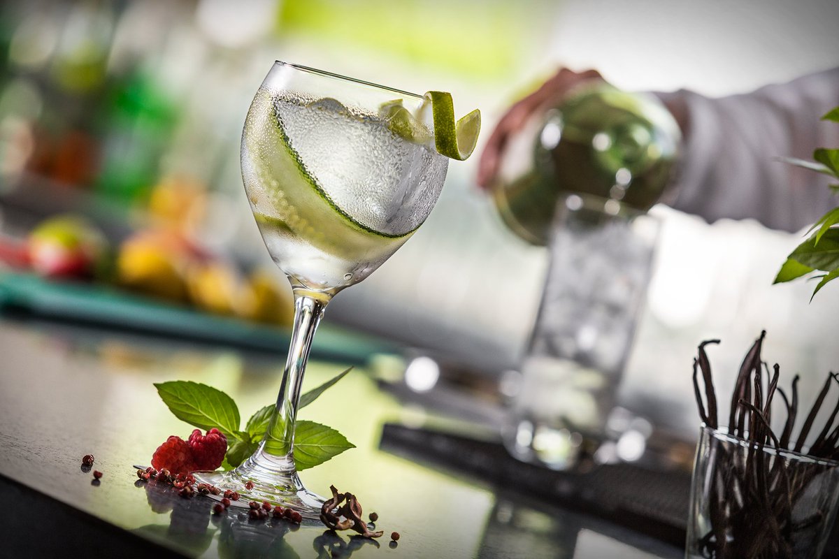 AzulResorts's tweet photo. Cool sophistication and creative gin concoctions await you in the Gin Bar - an upscale and stylish watering hole. #AzulFives #AzulBeachLife https://t.co/CIc9muKqQ2