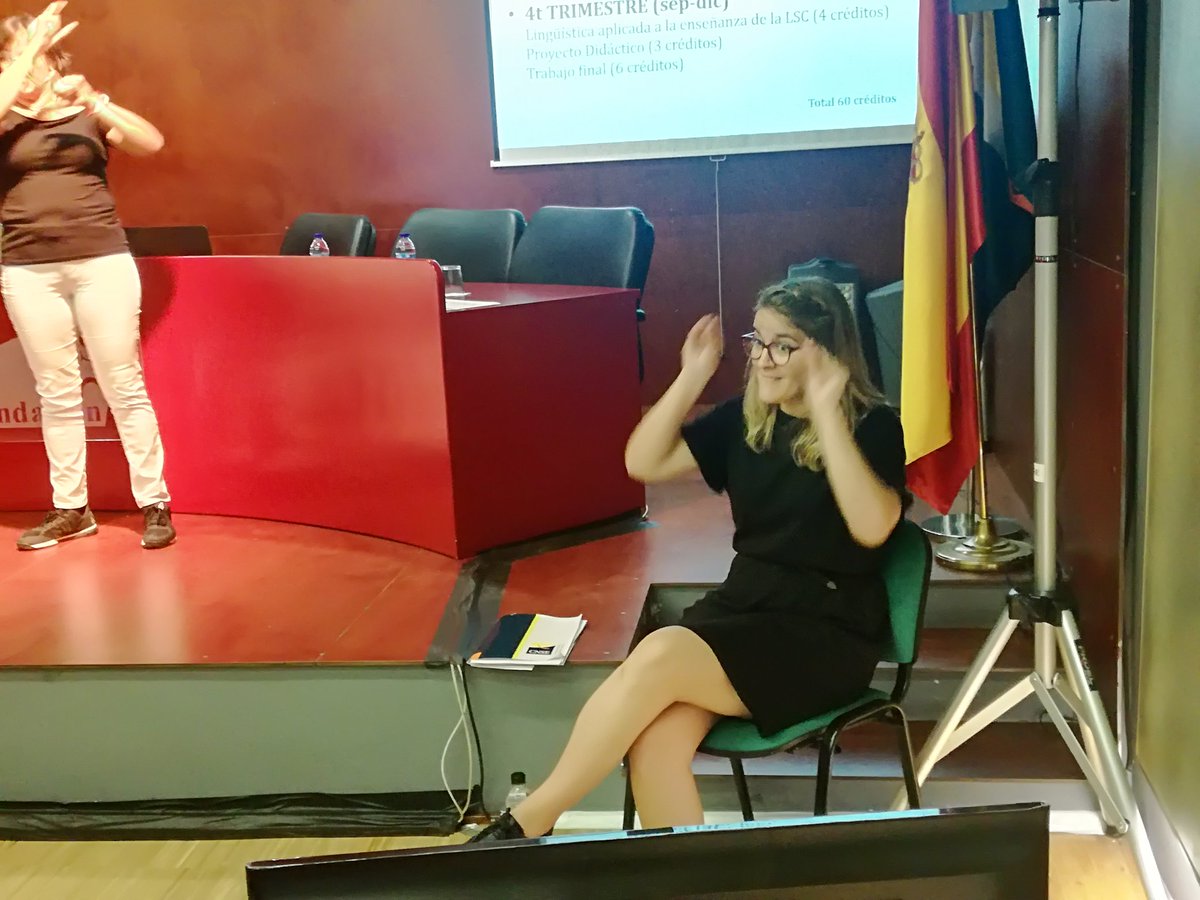 CNSEinfo's tweet photo. En el #XIForoLS también hemos contado con un intérprete y una intérprete sordos que han realizado la traducción de signos internacionales a lengua de signos española, y viceversa. https://t.co/rl3nHzDXG7