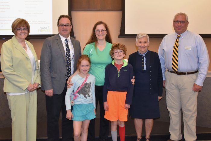 ourkidswa's tweet photo. Snohomish County PUD awards $56,700 for solar panels at Eagle Creek Elementary https://t.co/xhfyfh04MC https://t.co/VHe7WRcvOj