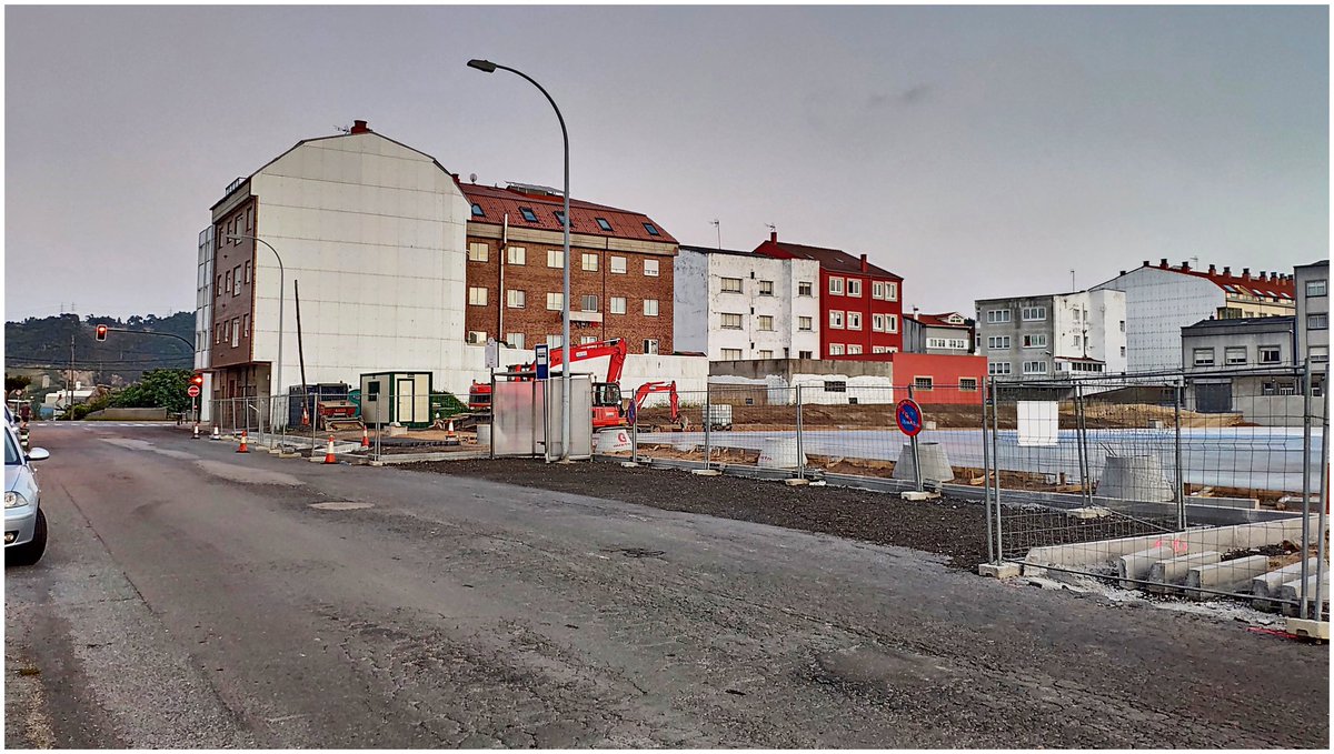 BlogBusurbano's tweet image. Pues en la #Par574, cabecera de la #Lín6 en #Meicende,  están rematando... una #bahía.
😐
No nos atrevemos a evaluarla todavía, pero, aunque amplia y "profunda", quizá la plantearíamos algo distinta.
Vamos a esperar a ver todo terminado para "criticar" 😅
El bus rodeará la plaza: