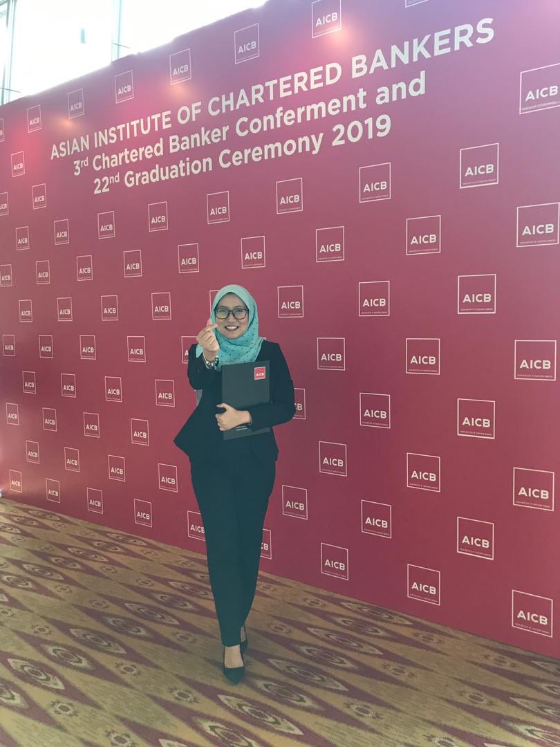 hanilara's tweet photo. Mini love untuk anda semua yang tak putus2 mengirimkan ucapan tahniah 😝
#aicb #charteredbanker #professionalbanker #graduation #rhbgraduates #thebankers #teamrhb https://t.co/HVIlrMt0iq