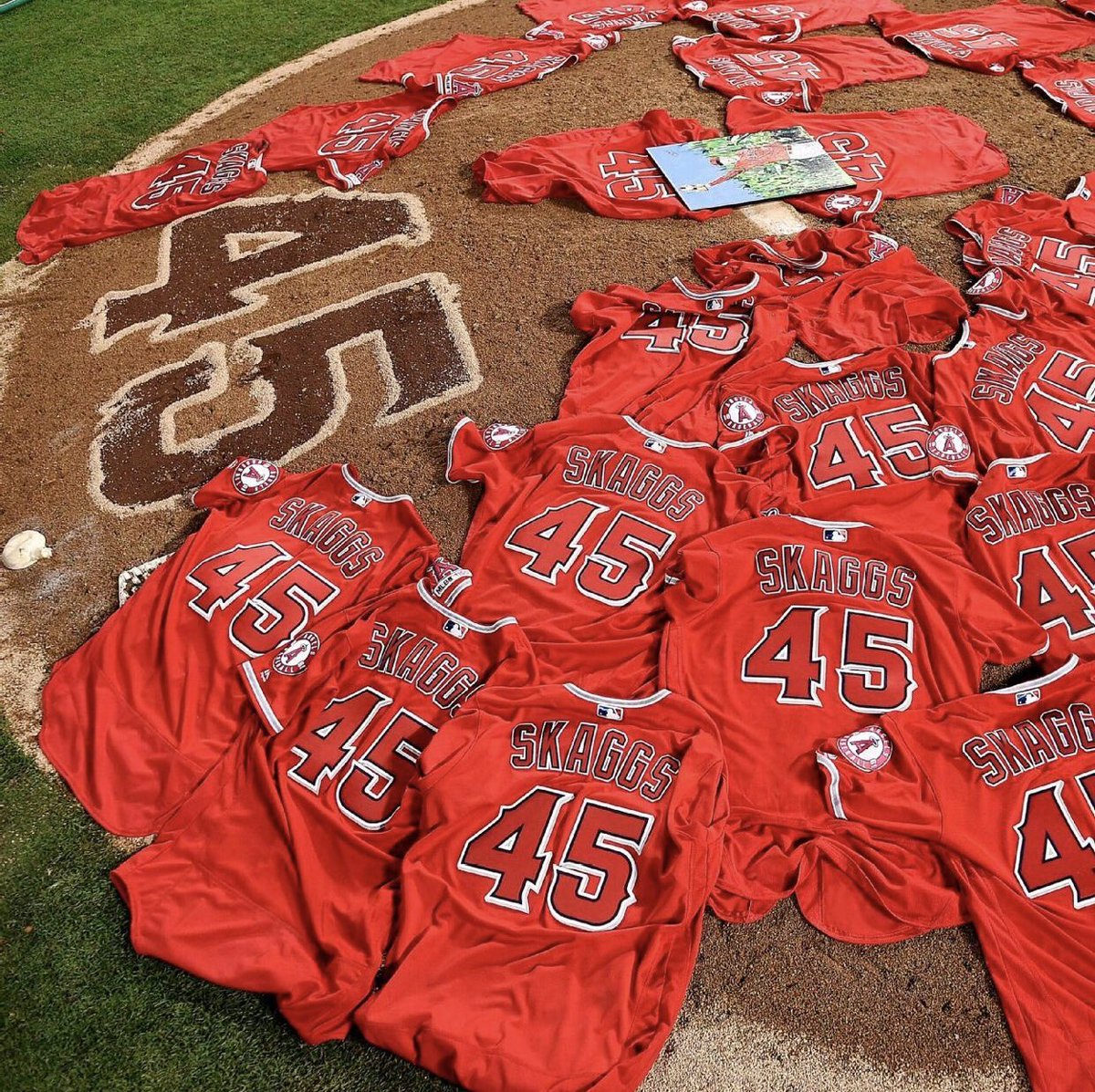 dukebaxter's tweet photo. This is just goes to show that the game of baseball is much more than just a game itβs a brotherhood. #gamesEND #RelationshipsLAST4ever #mlb #Angels #skaggs45 https://t.co/z7oYxLwHzy