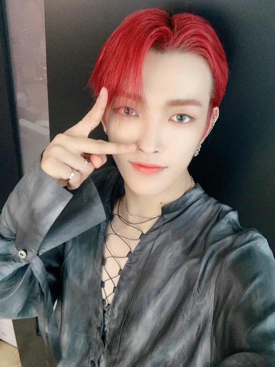 ATEEZofficial's tweet photo. [#홍중] 오늘도 너무 고마워요👍✌️😍
#ATEEZ #에이티즈 https://t.co/kkytzGCUMR