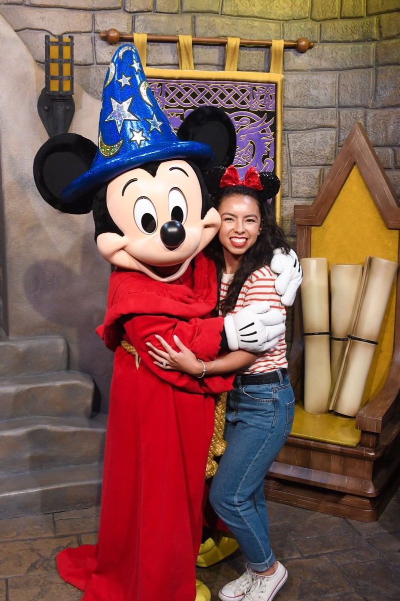 CastConvo's tweet photo. ‼️‼️NEW PODCAST ALERT‼️‼️

🐭MEET EMILY, a seater at The Hollywood Brown Derby in Hollywood Studios. We put her service to the test in this episode, give it a listen!

✨Apple: https://t.co/YHn0GBXQpc

✨Spotify: https://t.co/UJWv7tgdtp

Instagram: doseofpixiedust https://t.co/KRP1CGeq0B