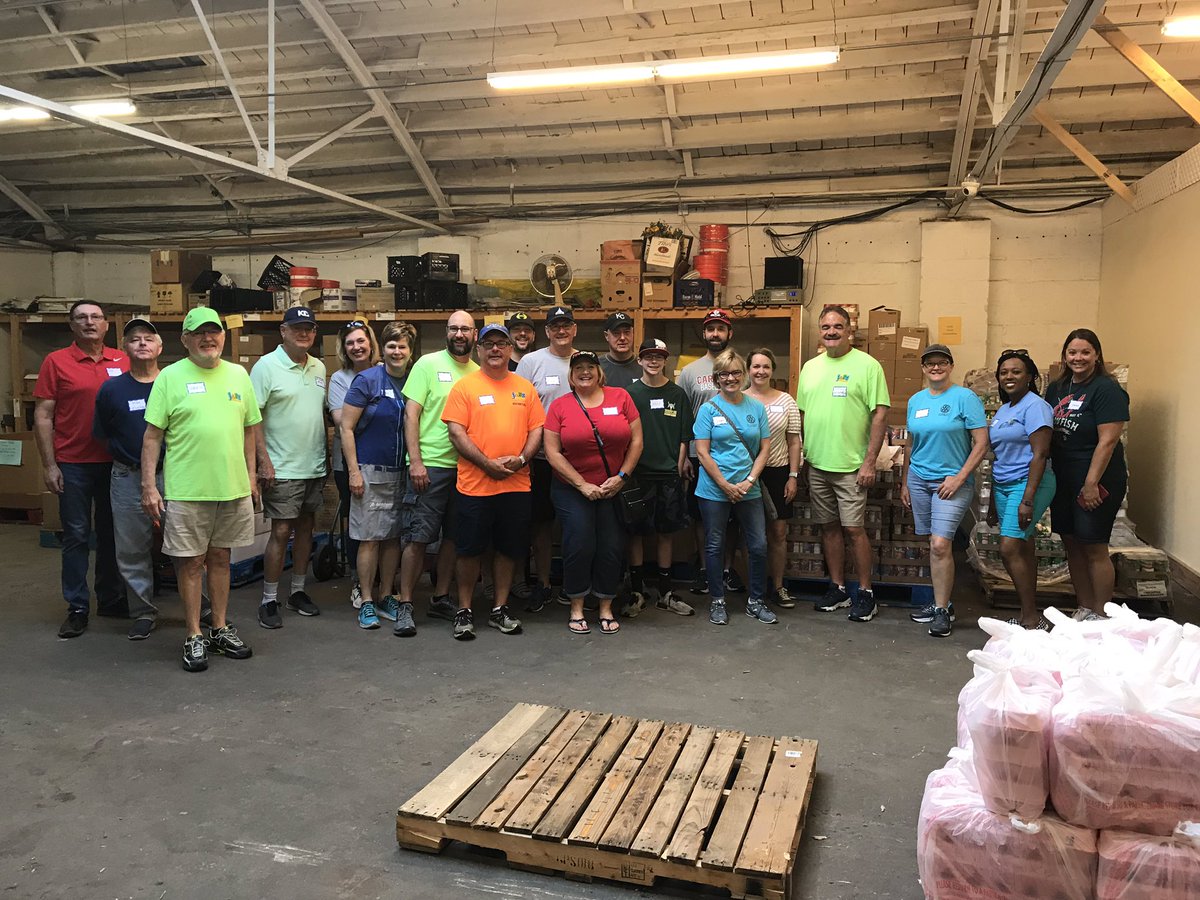 mlmkc's tweet photo. Thank you to everyone who came out to volunteer at our 2nd Saturday Mobile Food Pantry! @KUHospital thank you for your continued ro support! #mlmkc #mlmcares #volunteering #kc #metrolutheranministry https://t.co/gO2WitFRav